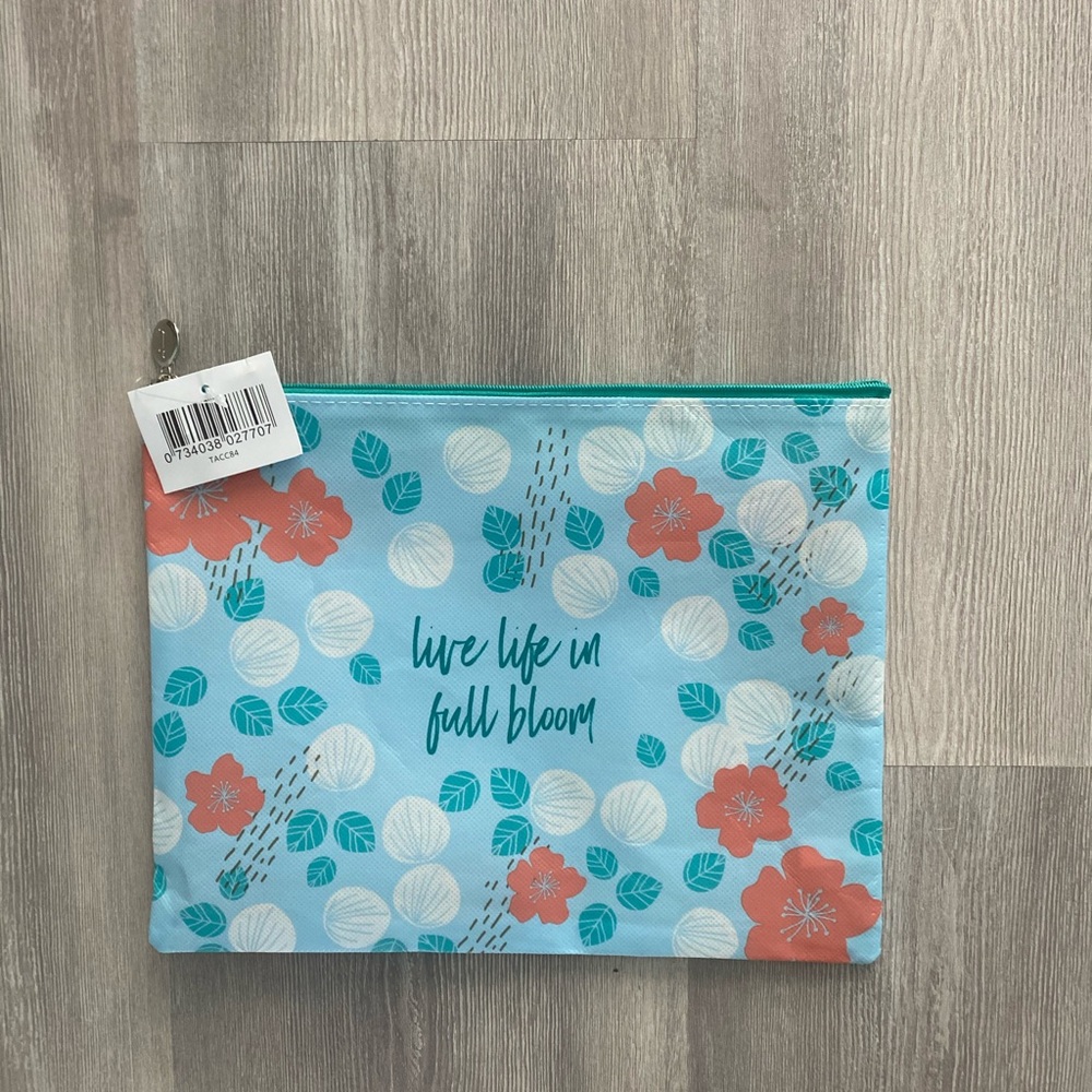 NWT thrive causemetics make up bag